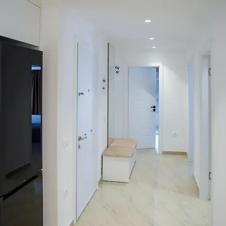 Shomez アパート ティラナ